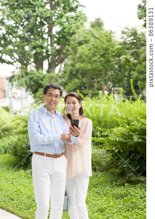 Senior couple portrait smartphone 86389131