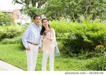 年長夫婦肖像智能手機 年長夫婦肖像智能手機 86389146