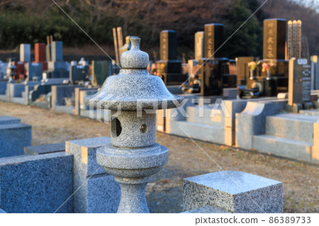 墓地裡的石燈籠和墓碑 86389733