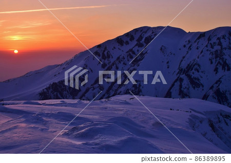 北阿爾卑斯山立山山脈黃昏 86389895