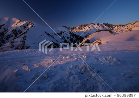 北阿爾卑斯山立山山脈黃昏 86389897