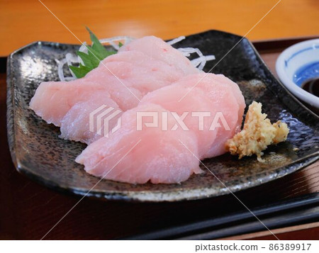 三好當地名菜“鱷魚”生魚片（廣島縣三好市） 86389917