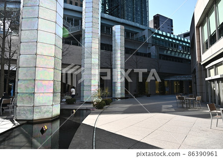 東京汐留摩天大樓花園在建築物的山谷中,冬季柔和的陽光營造出陰影 東京汐留摩天大樓花園在建築物的山谷中,冬季柔和的陽光營造出陰影 86390961