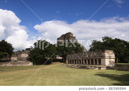 Maya ruins of Uxmal temple, Yucatan, Mexico 86390994