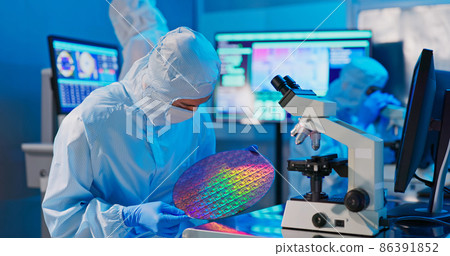 technician with wafer 86391852