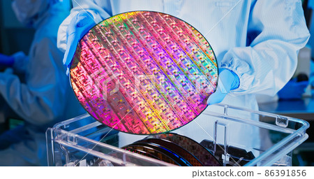 technician with wafer 86391856