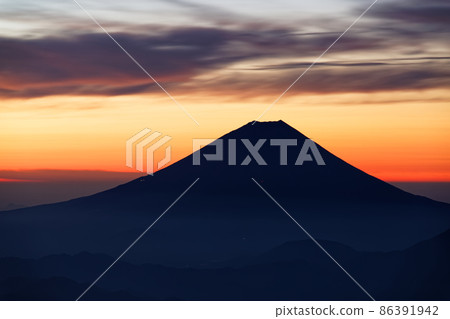 從南阿爾卑斯北嶽山頂看到的日出天空和富士山 從南阿爾卑斯北嶽山頂看到的日出天空和富士山 86391942