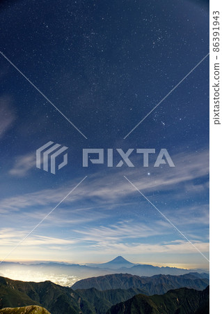 從南阿爾卑斯北嶽山頂看到的星空和富士山 從南阿爾卑斯北嶽山頂看到的星空和富士山 86391943