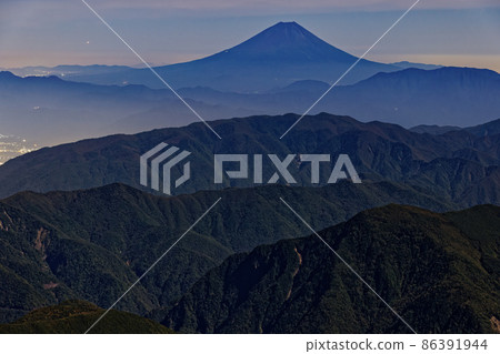 從南阿爾卑斯北嶽山頂看到的月光下的富士山 從南阿爾卑斯北嶽山頂看到的月光下的富士山 86391944
