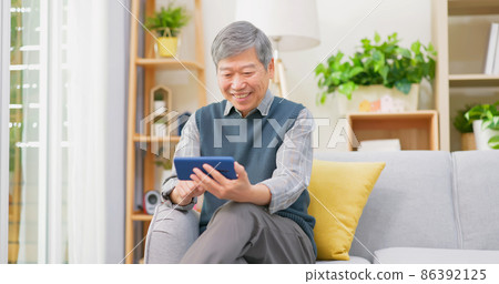 old man use mobile phone 86392125