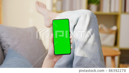Woman with green screen mobile Woman with green screen mobile 86392278