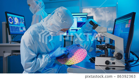 technician with wafer 86392363