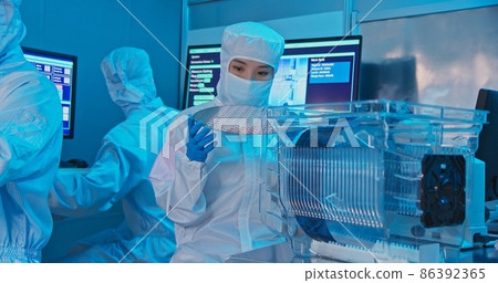 technician with wafer 86392365