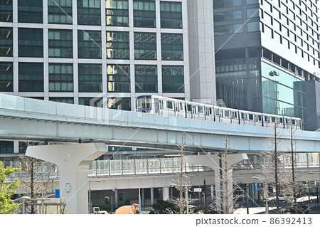 Tokyo Shiodome skyscraper group New transportation system "Yurikamome" entering Shimbashi station Automatically driven on a dedicated track in the valley of the building 86392413