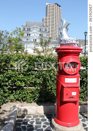 Amagasaki Castle that shines in the blue sky and a retro red round post (vertical angle) Amagasaki City, Hyogo Prefecture 86392667