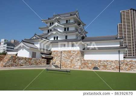兵庫縣尼崎市，在蔚藍的天空中閃耀的尼崎城前（南側） 86392670