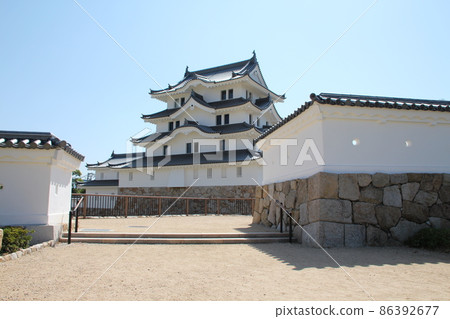Amagasaki Castle over a castle wall that shines in the blue sky Amagasaki City, Hyogo Prefecture 86392677