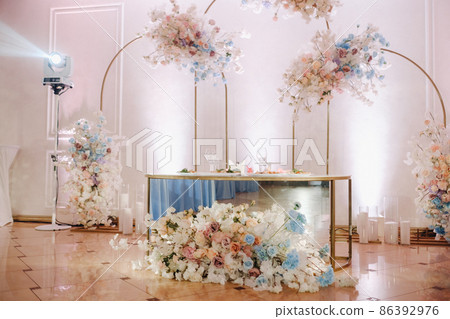Decorated Table for a wedding reception in a restaurant .Wedding decor Decorated Table for a wedding reception in a restaurant .Wedding decor 86392976
