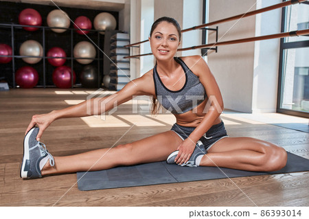 Gorgeous suntanned brunette doing exercises Gorgeous suntanned brunette doing exercises 86393014