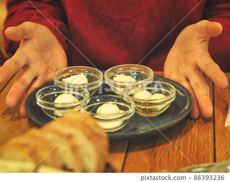 在咖啡廳享用奶酪派對。咖啡廳的優雅時光。 86393236