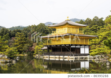 深秋斜裡殿京子池和斜裡殿金閣 深秋斜裡殿京子池和斜裡殿金閣 86393288