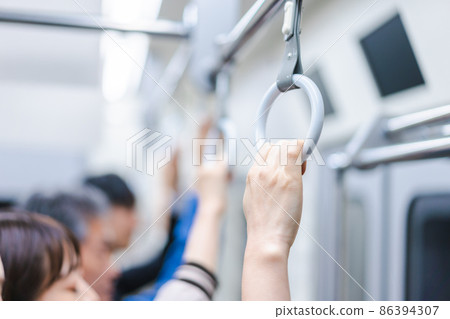 擁擠的火車上的乘客 擁擠的火車上的乘客 86394307