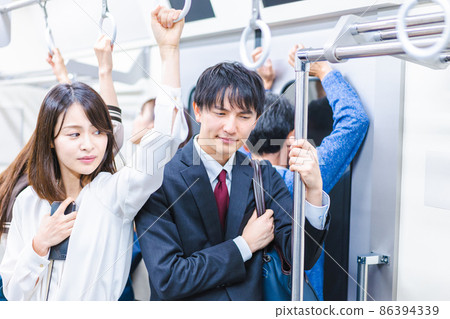 擁擠的火車上的乘客 86394339