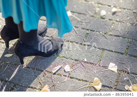 Women's feet Women's feet 86395041