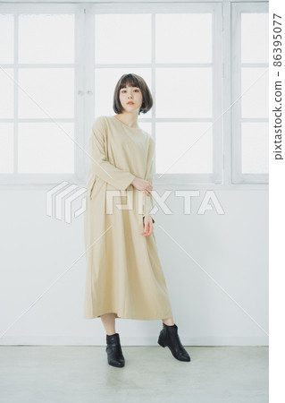 米色洋裝的女人 86395077