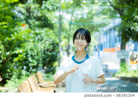 戶外運動服的婦女 戶外運動服的婦女 86395164