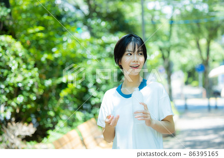 戶外運動服的婦女 戶外運動服的婦女 86395165