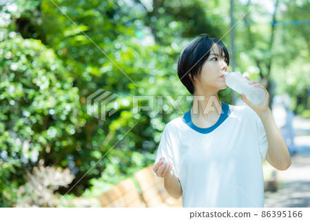 戶外運動服的婦女 戶外運動服的婦女 86395166