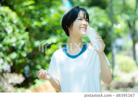 戶外運動服的婦女 戶外運動服的婦女 86395167