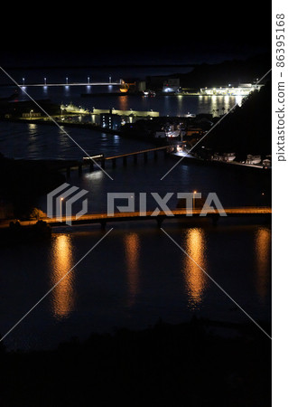 JR日南線的Kiha 40,在黎明前的夜景中在河上的鐵橋上行駛的單車列車 JR日南線的Kiha 40,在黎明前的夜景中在河上的鐵橋上行駛的單車列車 86395168