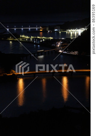 JR日南線的Kiha 40,在黎明前的夜景中在河上的鐵橋上行駛的單車列車 JR日南線的Kiha 40,在黎明前的夜景中在河上的鐵橋上行駛的單車列車 86395169