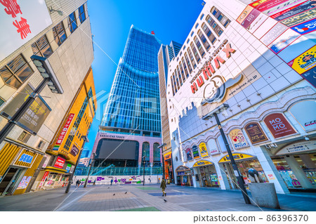 日本東京城市景觀 從歌舞伎町電影城廣場看新宿的新標誌“東急歌舞伎町塔” 86396370