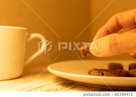 採摘巧克力的手 86396472