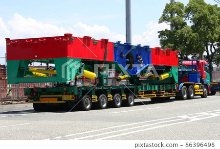 配備超大型起重機部件的低地板拖車 配備超大型起重機部件的低地板拖車 86396498