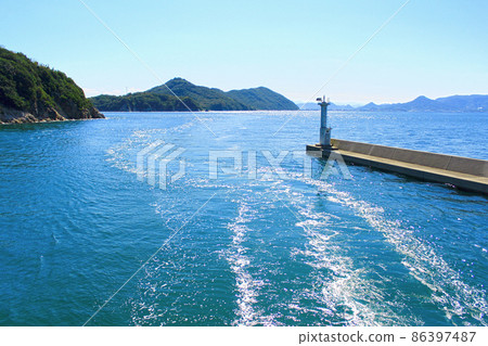 [Kagawa] Seto Inland Sea seen from the ferry from Megijima to Ogijima (removal of greenery) 86397487
