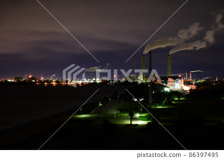 從千葉縣袖浦市的袖浦海濱公園、JERA 袖浦火力發電站和東京煤氣袖浦液化天然氣基地看工廠夜景 86397495
