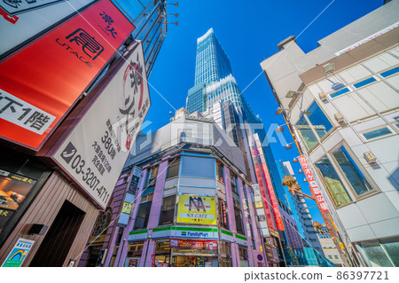 日本歌舞伎町的東京城市景觀，新宿的新象徵，如“東急歌舞伎町塔” 86397721