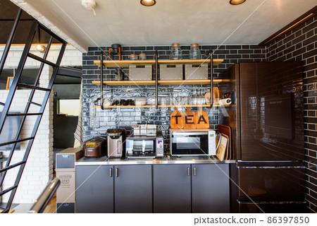 在時尚房子的廚房周圍 86397850