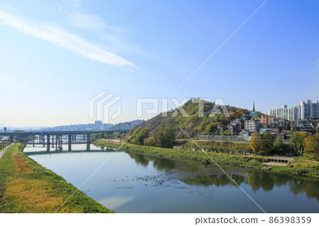 從鷹峰橋看到的鷹峰山周圍的景色 86398359