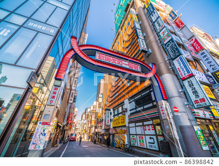 Tokyo cityscape of Japan Over 80,000 people nationwide. Tokyo, finally bed usage rate 50.7%. Maintaining government from the declaration ... 1st, Kabukicho Tokyo cityscape of Japan Over 80,000 people nationwide. Tokyo, finally bed usage rate 50.7%. Maintaining government from the declaration ... 1st, Kabukicho 86398842