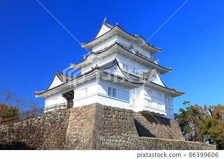 [神奈川縣]晴空下的小田原城天守閣 86399606