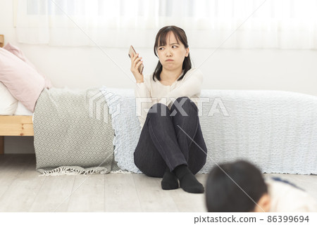 母親抱怨育兒問題的形象 86399694