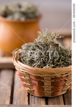 Dried moss in a wicker basket Dried moss in a wicker basket 86400090