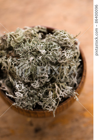 Dried Icelandic moss in a wooden mug, close-up Dried Icelandic moss in a wooden mug, close-up 86400096