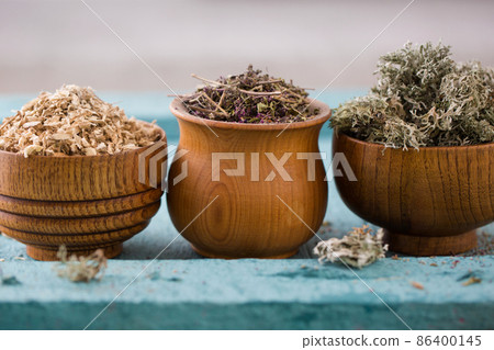 Folk expectorants in wooden bowls 86400145