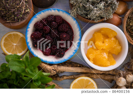 Honey, lemon and horseradish root 86400156